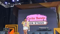 Bunda Gamila Arief muncul terlebih dahulu dan menceritakan keluh kesahnya mengurus sang anak yang tengah memasuki usia remaja. (Foto: Mutiara Ananda/ HaiBunda)