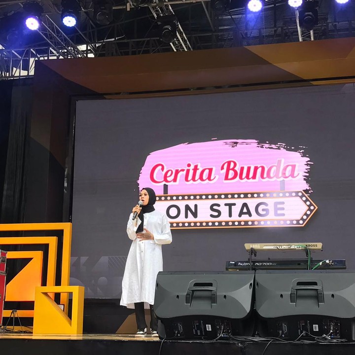 Setelah penampilan dari Bunda Gamila, Bunda Mega memasuki panggung dan membuat penonton tertawa dengan materi yang ia bawakan. (Foto: Mutiara Ananda/ HaiBunda)