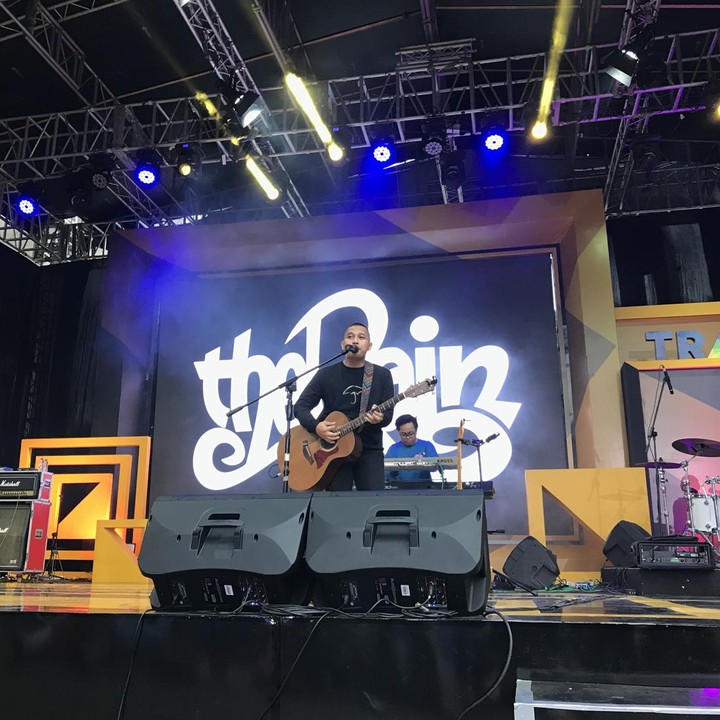 Selain mendengar para Bunda komika membawakan materinya, Bunda-bunda di Cerita Bunda on Stage juga dihibur oleh band The Rain, lho. (Foto: Mutiara Ananda/ HaiBunda)