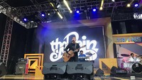 Selain mendengar para Bunda komika membawakan materinya, Bunda-bunda di Cerita Bunda on Stage juga dihibur oleh band The Rain, lho. (Foto: Mutiara Ananda/ HaiBunda)