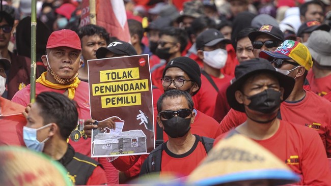Massa aksi dari Partai Buruh yang tiba di depan Gedung DPR RI sekitar pukul 10.50 WIB ricuh dengan polisi saat mereka hendak menyampaikan aspirasi.
