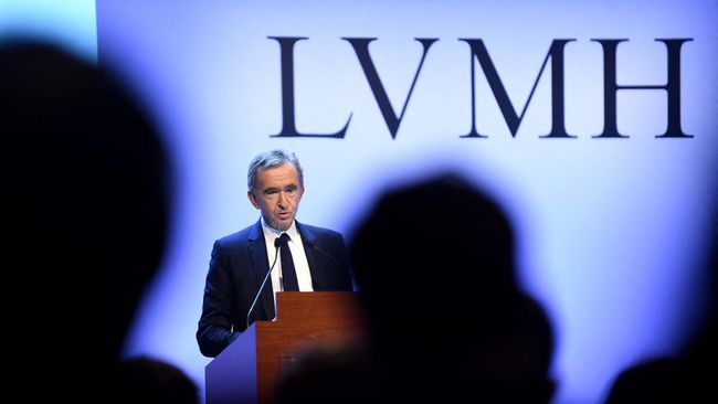Bernard Arnault, bos perusahaan fashion mewah LVMH menjadi orang terkaya di dunia versi Forbes. Siapa sebenarnya Arnault? 