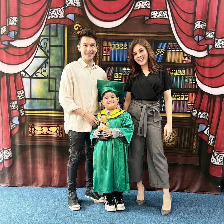 <p>Ada momen spesial dalam kelulusan Zayn karena nampak kedua orang tuanya kembali bertemu usai bercerai. Ya, Jonathan Frizzy juga datang merayakan wisuda TK sang anak. (Foto: Instagram @dhenafrizzy)</p>