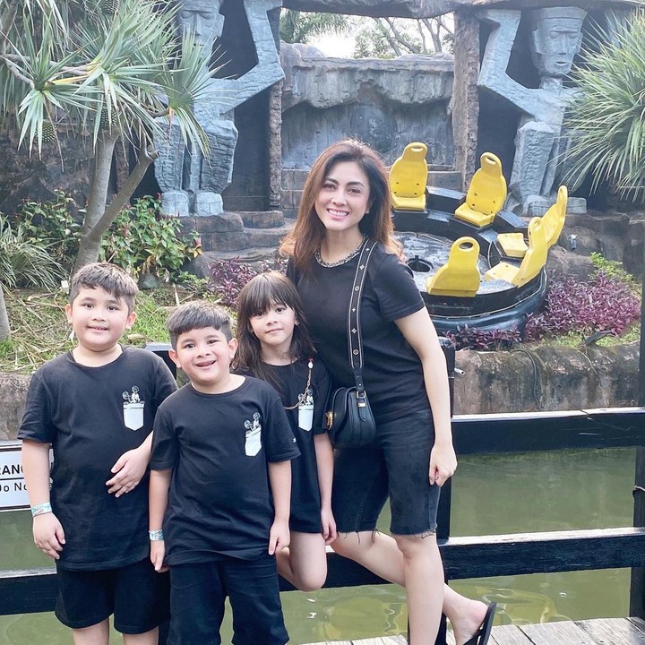 <p>Sebelumnya, Dhena selalu membagikan foto-fotonya dengan ketiga anak tanpa kehadiran Ijonk pasca berpisah. Diketahui bahwa perceraian keduanya sempat berbuntut panjang karena dugaan KDRT. (Foto: Instagram @dhenafrizzy)</p>