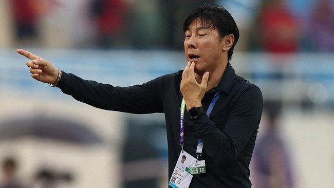 Pelatih Shin Tae Yong dilempar-lempar ke udara oleh para pemain setelah Indonesia lolos ke Piala Asia 2023 mendatang.