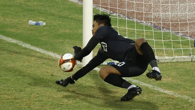 Duel Indonesia vs Vietnam berakhir imbang di babak pertama. Ernando Ari sempat menggagalkan penalti Vietnam.