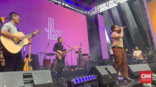 Juicy Luicy tampil mengajak penonton Outdoor Shows Allo Bank Festival 2022 Day 3 menggalau di penampilan mereka, Minggu (22/5).
