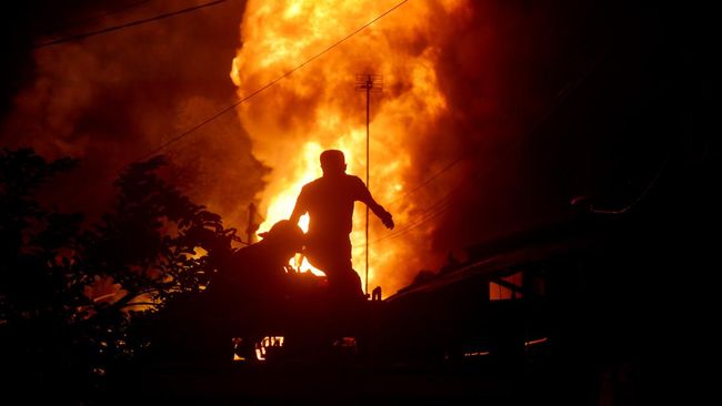 Korban kebakaran gudang kontainer di Bangladesh Tenggara bertambah. Kini tercatat 34 orang tewas dan lebih dari 300 orang terluka.