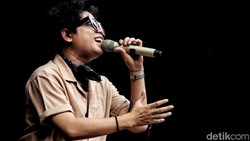 Lirik Lagu Lampu Kuning - Juicy Luicy