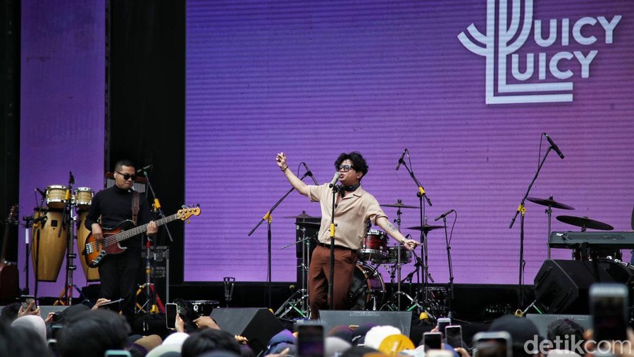 Band Juicy Luicy tampil di Allo Bank Festival Istora Senayan, Minggu (22/5/2022).