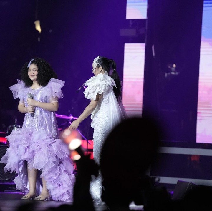 <p>Krisdayanti dan Amora tampil memukau di atas panggung membawakan lagu berjudul Cinta dan Easy on Me milik Adele. Merdu bikin merinding nih suaranya. (Foto: Tim HaiBunda)</p>