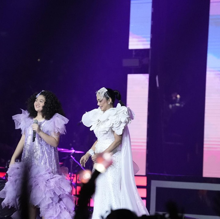 <p>Krisyadanti menjadi salah satu pengisi acara di Allo Bank Festival hari ke-2. Diva Tanah Air ini mengajak serta putrinya, Amora. Tak disangka, kehadiran Amora menyedot atensi pengunjung lho. (Foto: Tim HaiBunda)</p>