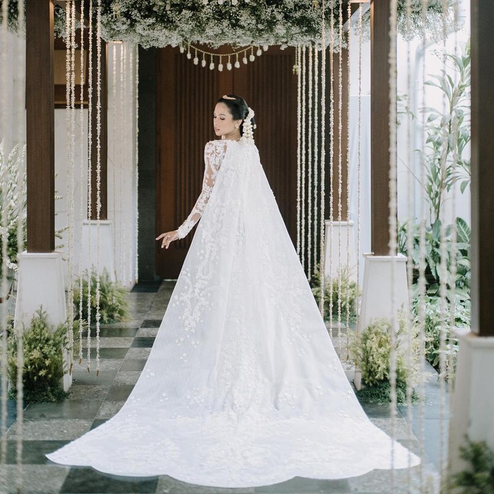 <p>Maudy Ayunda mengejutkan publik ketika mengunggah potret mengenakan gaun pengantin kebaya. Ia dikabarkan sudah menikah pada 22 Mei 2022, Bunda. (Foto: dok. Instagram @maudyayunda)</p>