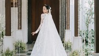 <p>Maudy Ayunda mengejutkan publik ketika mengunggah potret mengenakan gaun pengantin kebaya. Ia dikabarkan sudah menikah pada 22 Mei 2022, Bunda. (Foto: dok. Instagram @maudyayunda)</p>