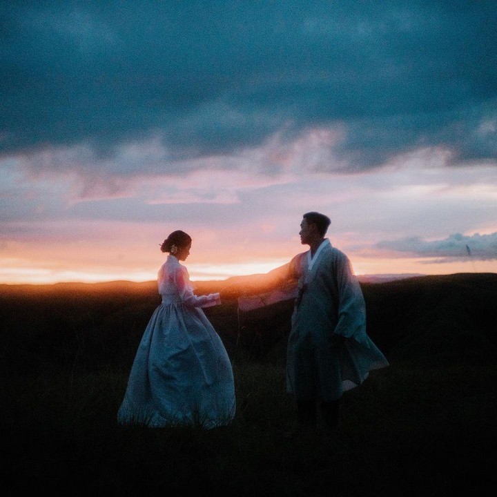 <p>Jesse sempat membawa Maudy Ayunda melakukan foto prewedding dengan mengenakan hanbok, pakaian tradisional Korea. Bak di drama Korea, Maudy Ayunda dan Jesse Choi tampak berpose di atas bukit dengan latar belakang matahari tenggelam. Romantis, Bun! (Foto: dok. Instagram @maudyayunda)</p>