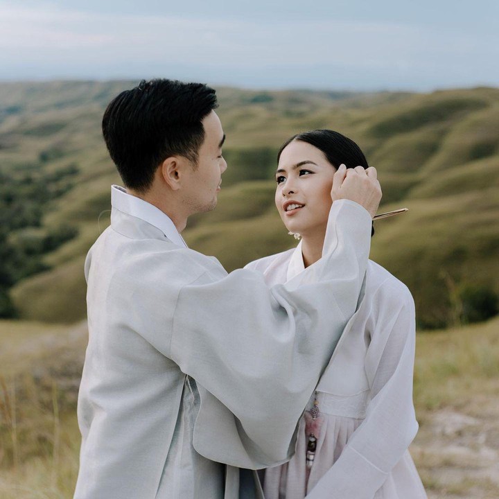 <p>Kemudian ada Maudy Ayunda, istri Jesse Choi yang merupakan pria asal Korea. Dalam potret preweeding, ia tampil anggun sekaligus menawan dengan hanbok pilihannya.(Foto: dok. Instagram @maudyayunda)<br /><br /><br /></p>