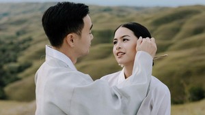 Detail Gaya Elegan Maudy Ayunda Pakai Kebaya dan Hanbok di Foto Pernikahan
