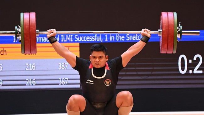 Muhammad Zul Ilmi begitu bahagia karena di luar dugaan berhasil meraih medali emas dari angkat besi kelas 89kg putra SEA Games 2021.