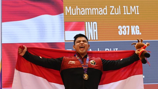Muhammad Zul Ilmi begitu bahagia karena di luar dugaan berhasil meraih medali emas dari angkat besi kelas 89kg putra SEA Games 2021.