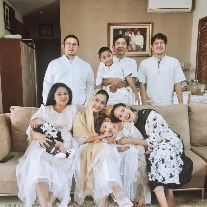<p>Nadine dan Djiwa pun turut hadir di tengah kemerian Hari Raya bersama keluarga Dimas Anggara yang beragama Muslim. (Foto: Instagram @nadinelist)</p>