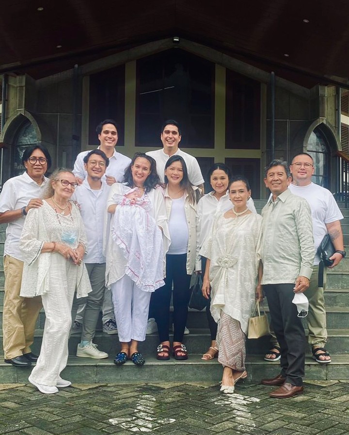 Nadine Chandrawinata dan Dimas Anggara di pembaptisan anak.