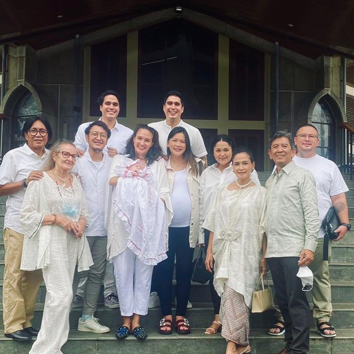 <p>Nadine Chandrawinata baru saja membagikan momen sakral pembaptisan sang putri, Nadi Djiwa Anggara di Instagram miliknya. Ia dan sang suami, Dimas Anggara nampak mengenakan busana serba putih didampingi keluarganya. (Foto: Instagram @nadinelist)</p>