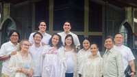 <p>Nadine Chandrawinata baru saja membagikan momen sakral pembaptisan sang putri, Nadi Djiwa Anggara di Instagram miliknya. Ia dan sang suami, Dimas Anggara nampak mengenakan busana serba putih didampingi keluarganya. (Foto: Instagram @nadinelist)</p>