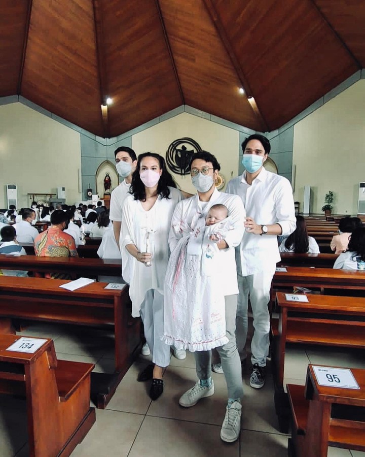 Nadine Chandrawinata dan Dimas Anggara di pembaptisan anak.