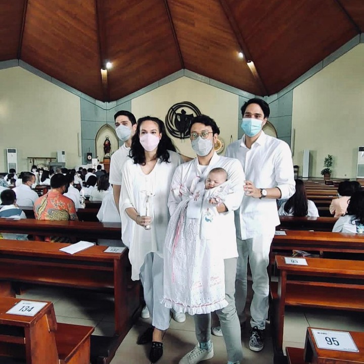 <p>Keduanya nampak berpose di gereja tempat acara dilangsungkan. Dimas nampak menggendong Djiwa di dalam gereja, sedangkan beberapa jamaat lain nampak sedang beribadah. (Foto: Instagram @nadinelist)</p>
