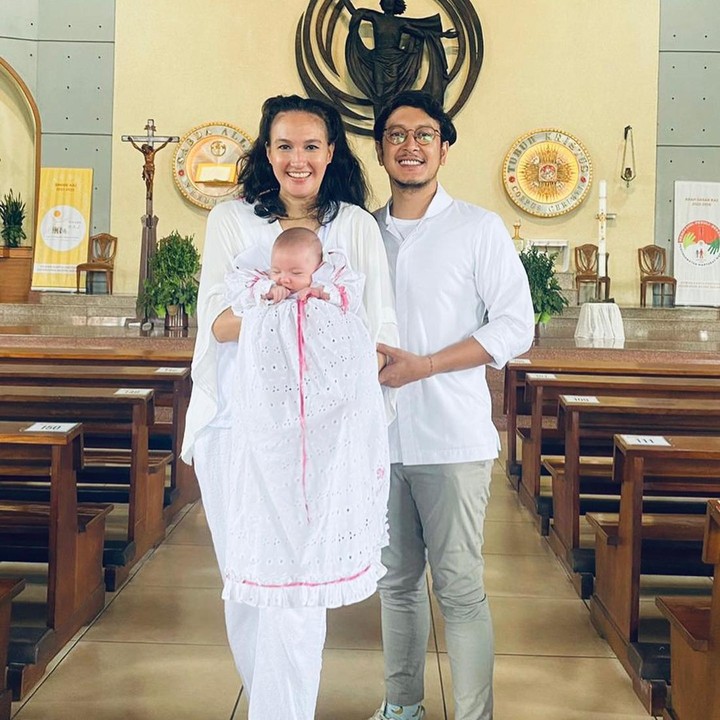<p>Tak ketinggalan, mereka menyempatkan foto bertiga di dalam gereja. Keputusan mereka ini juga banyak mendapat dukungan dari orang-orang terdekatnya. (Foto: Instagram @nadinelist)</p>