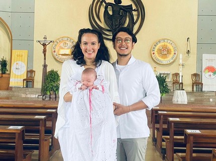 7 Potret Pembaptisan Djiwa, Putri Nadine Chandrawinata & Dimas Anggara