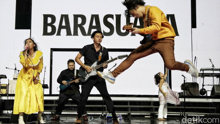 Band Barasuara tampil di Panggung Indoor Allo Bank Festival di kawasan Istora Senayan, Jakarta Selatan, Minggu (22/5/2022). Sendu Melagu jadi lagu pertama mereka yang dilantunkan di panggung utama Allo Bank Festival 2022.