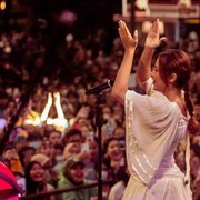 Gaya Modis Nadin Amizah Saat Tampil di Panggung Allo Bank Festival 2022