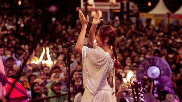 Gaya Modis Nadin Amizah Saat Tampil di Panggung Allo Bank Festival 2022