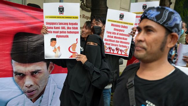 Sejumlah media asing menyoroti aksi demo mengecam Singapura yang dilakukan oleh pendukung pengkhotbah Indonesia Ustaz Abdul Somad (UAS).