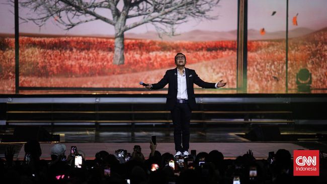 Ari Lasso tampil girang di atas panggung Korean Wave 2022 di Trans Studio Mall Cibubur, Rabu (27/9).