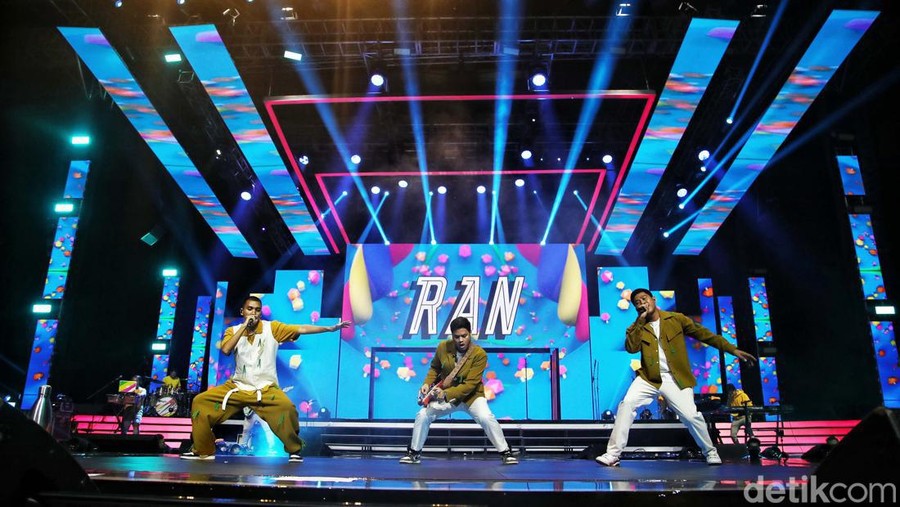 Band RAN tampil dalam acara Allo Bank Festival di kawasan Istora Senayan, Jakarta Selatan, Minggu (22/5/2022).