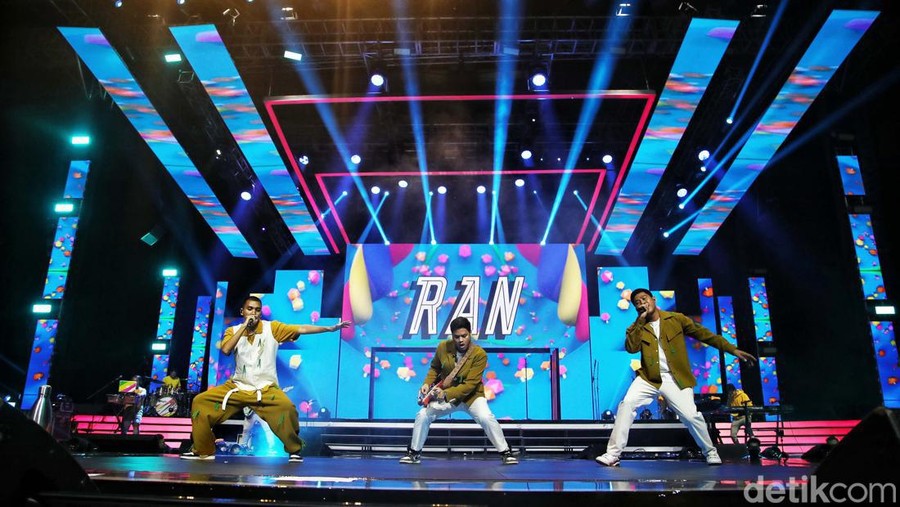 RAN tutup Allo Bank Festival Dengan Penampilan Apik Band RAN tampil dalam acara Allo Bank Festival di kawasan Istora Senayan, Jakarta Selatan, Minggu (22/5/2022).