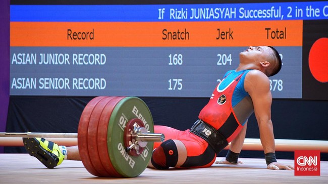Rizki Juniansyah jatuh lemas begitu angkatan clean and jerk 200kg gagal. Emas SEA Games yang sudah di depan mata pun sirna.