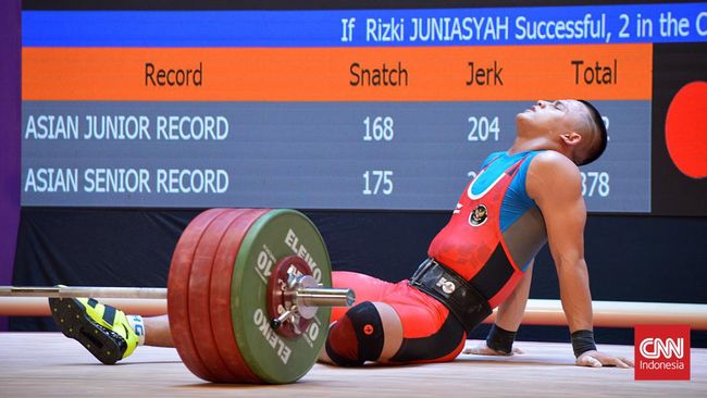 Rizki Juniansyah jatuh lemas begitu angkatan clean and jerk 200kg gagal. Emas SEA Games yang sudah di depan mata pun sirna.