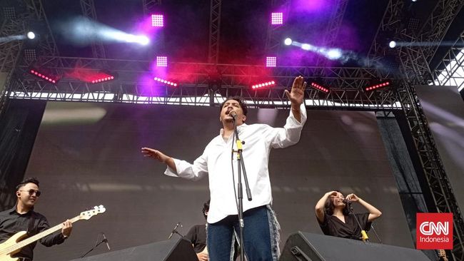 Sal Priadi sempat melakukan aksi sulap saat manggung di Outdoor Shows Allo Bank Festival 2022.