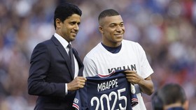 img-title Florentino Perez Santai Mbappe Tolak Real Madrid