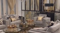 <p>Tak semua ruangan dihias dengan tema Lebaran. Tasyi tidak mendekorasi ulang ruang tamu. Tapi, dia tetap memberikan aksen warna emas di ruangan ini. (Foto: Instagram @tasyiiathasyia)</p>