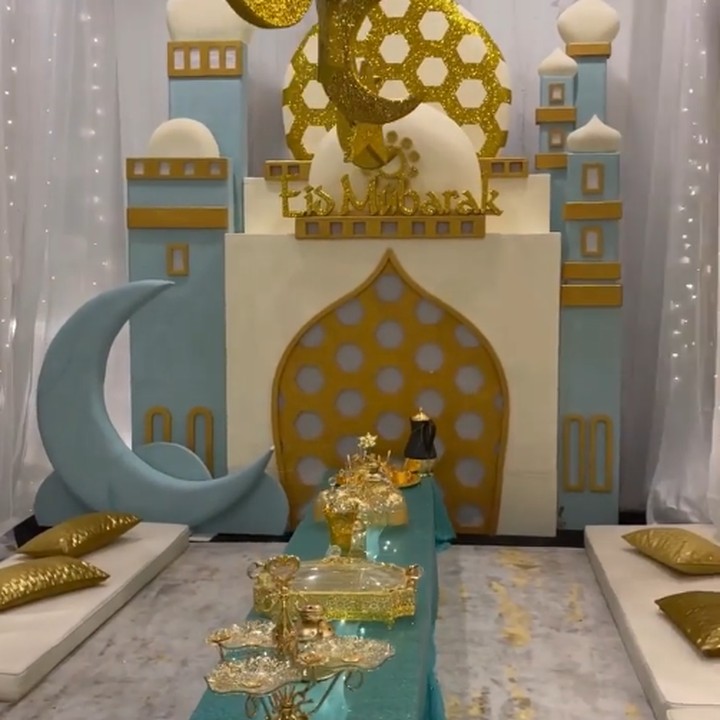 <p>Di ruangan ini, kita bisa melihat tulisan Eid Mubarak lho. Tulisan itu tampak di dekorasi masjid yang menempel di dinding. (Foyo: Instagram @tasyiiathasyia)</p>