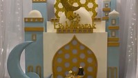 <p>Di ruangan ini, kita bisa melihat tulisan Eid Mubarak lho. Tulisan itu tampak di dekorasi masjid yang menempel di dinding. (Foyo: Instagram @tasyiiathasyia)</p>
