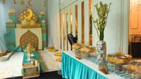 <p>Tasyi menghias ruang makan dengan dekorasi bernuansa emas dan biru muda. Tak lupa Tasyi juga menggunakan hiasan bintang dan bulan di langit-langit rumah. Enggak kalah megah dengan hotel berbintang kan? (Foto: YouTube Tasyi Athasyia)</p>