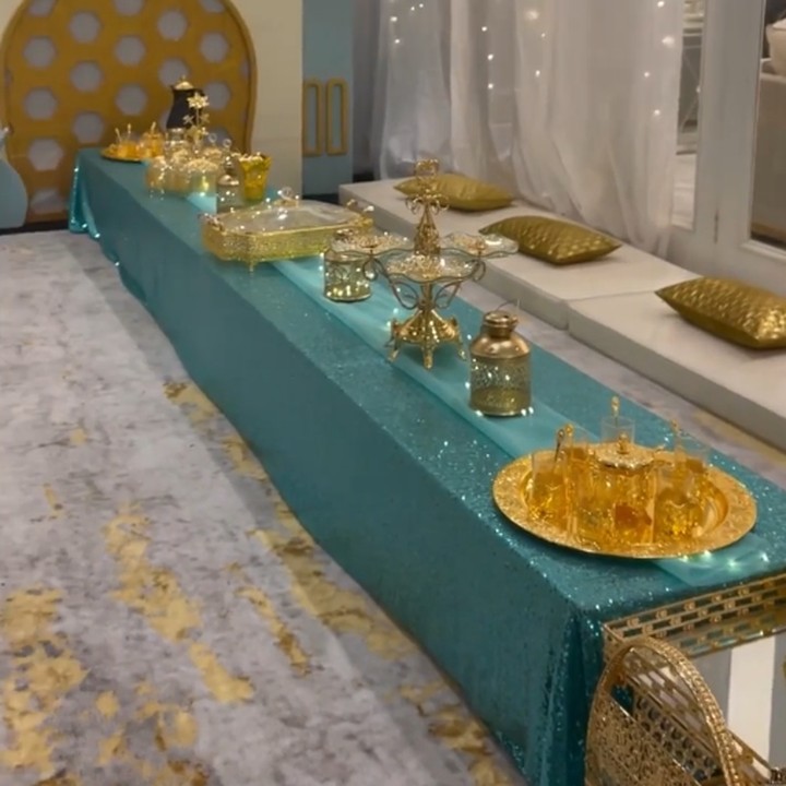 <p>Selain ruang makan, Tasyi juga menghias satu ruangan khusus untuk tamu yang ingin duduk di bawah. Ia menggunakan meja panjang dengan kursi bantal putih. (Foto: Instagram @tasyiiathasyia)</p>