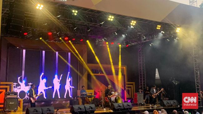 Lagu Barisan Para Mantan yang dinyanyikan The Rain membuat para pengunjung di area Transmedia Stage Allo Bank Festival 2022 heboh.