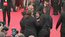 VIDEO: Wanita Telanjang Dicat Warna Ukraina Terobos Festival Cannes