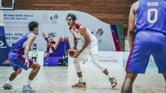 Bintang basket Indonesia Derrick Michael mengaku terharu saat menyanyikan lagu Indonesia Raya di seremoni penyerahan medali SEA Games 2021.